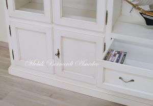 Libreria stile classico costruita artigianalmente in legno massello con ante e cassetti finitura colore bianco anticato